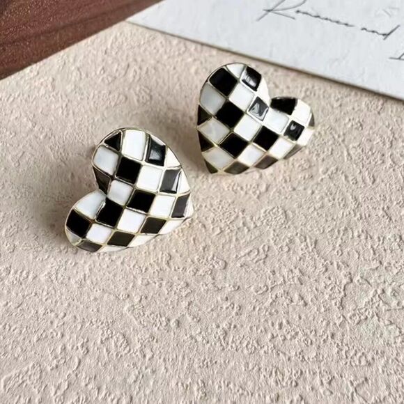 Black and White Enameled Checkered Heart Stud Earrings - Picture 9 of 11